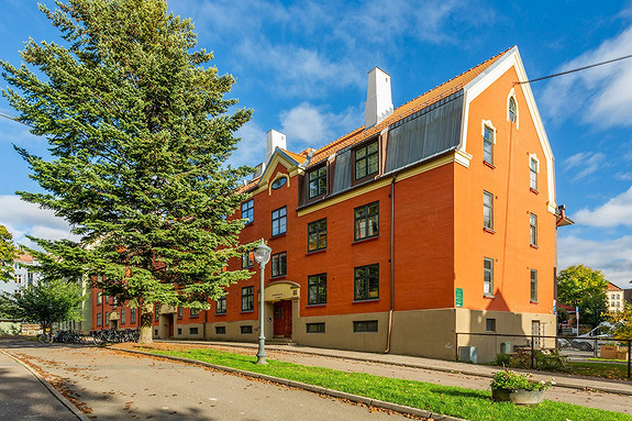 Flott bygård med unik arkitektur.